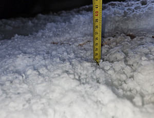 Zateplení stropu rodinného domu pomocí foukané izolace